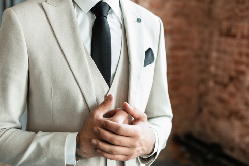 Светлый мужской костюм: как носить чтобы не запачкать?