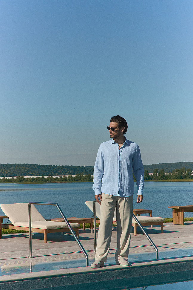 Голубая рубашка с джемпером