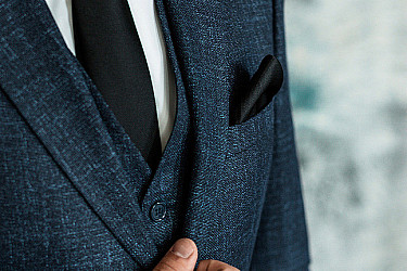Мужской костюм тройка темно-синего цвета фактурный