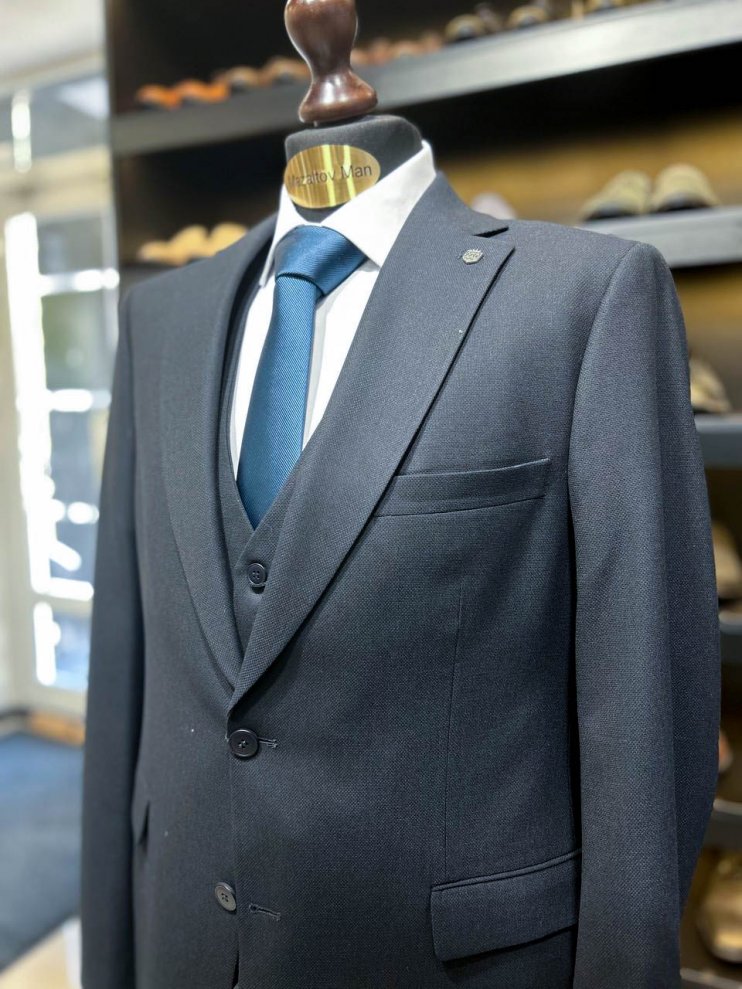 Костюм‑тройка премиум, синий фактурный, полуприталенная посадка, сдержанный стиль