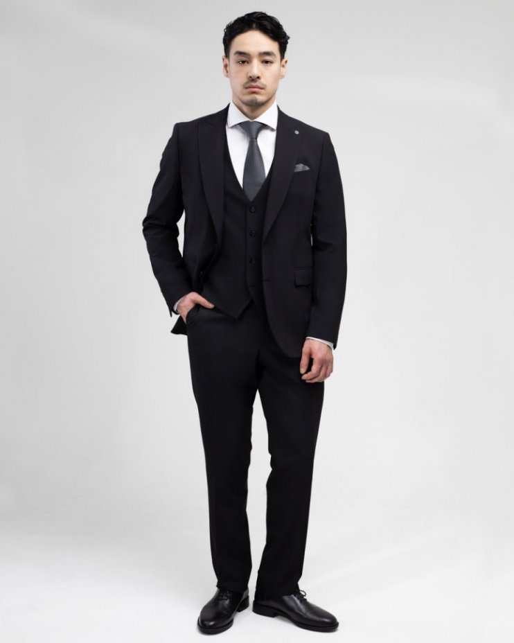 Элегантный черный классический костюм-тройка